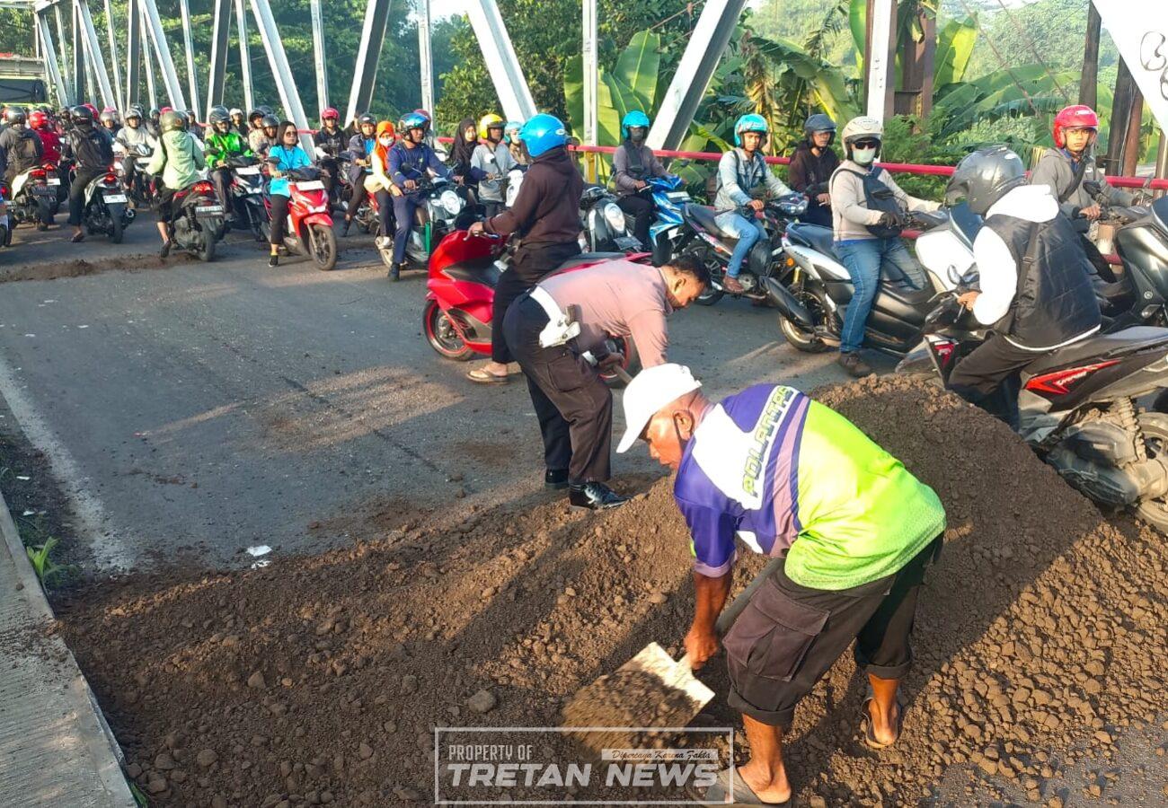 Polsek Driyorejo Sigap Tambal Jalan Berlubang Penghubung Gresik-Sidoarjo