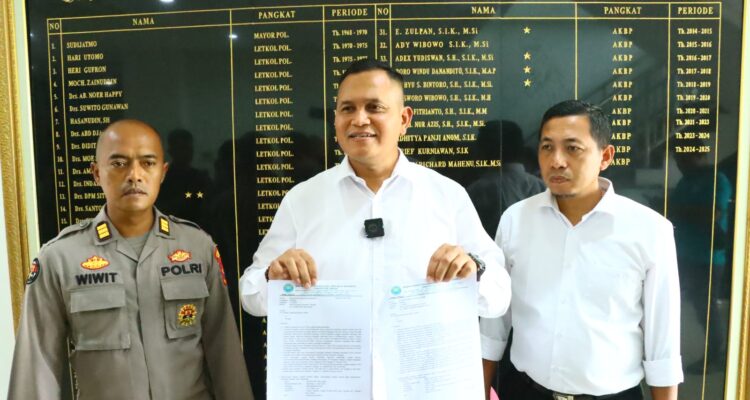 Polres Gresik Serahkan Kades dan Nelayan di Pulau Bawean Direhabilitasi di BNNK