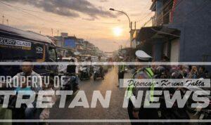 tradisi-per-peran-pamekasan-polisi-atur-lalin.jpg Polisi mengatur lalu lintas saat tradisi Per-Peran di Pamekasan yang ramai diserbu warga di jalur Pamekasan–Sampang