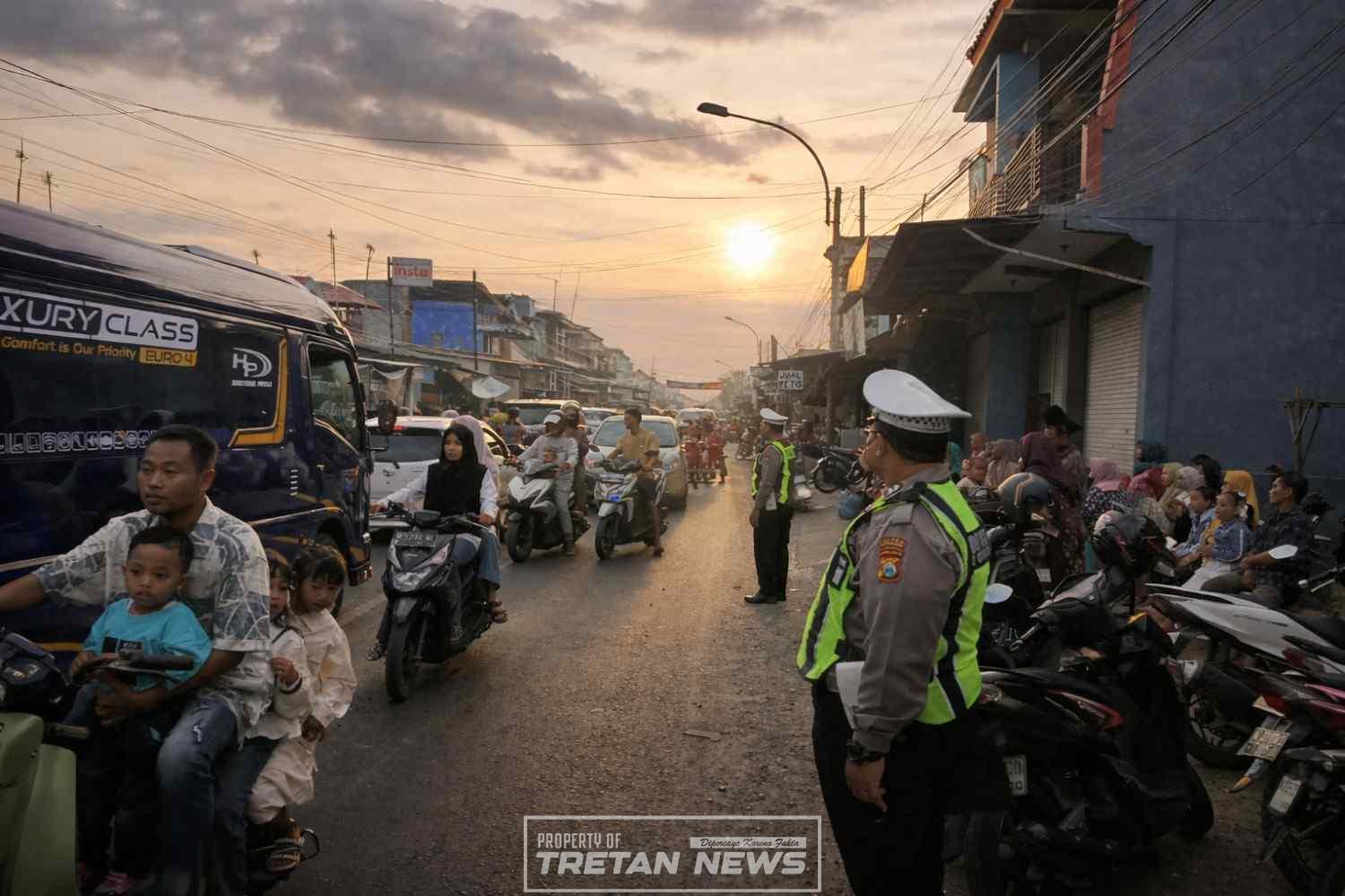 Polisi mengatur lalu lintas saat tradisi Per-Peran di Pamekasan yang ramai diserbu warga di jalur Pamekasan–Sampang