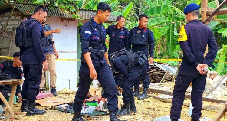 Tim Gegana melakukan penanganan lokasi ledakan petasan di Pamekasan