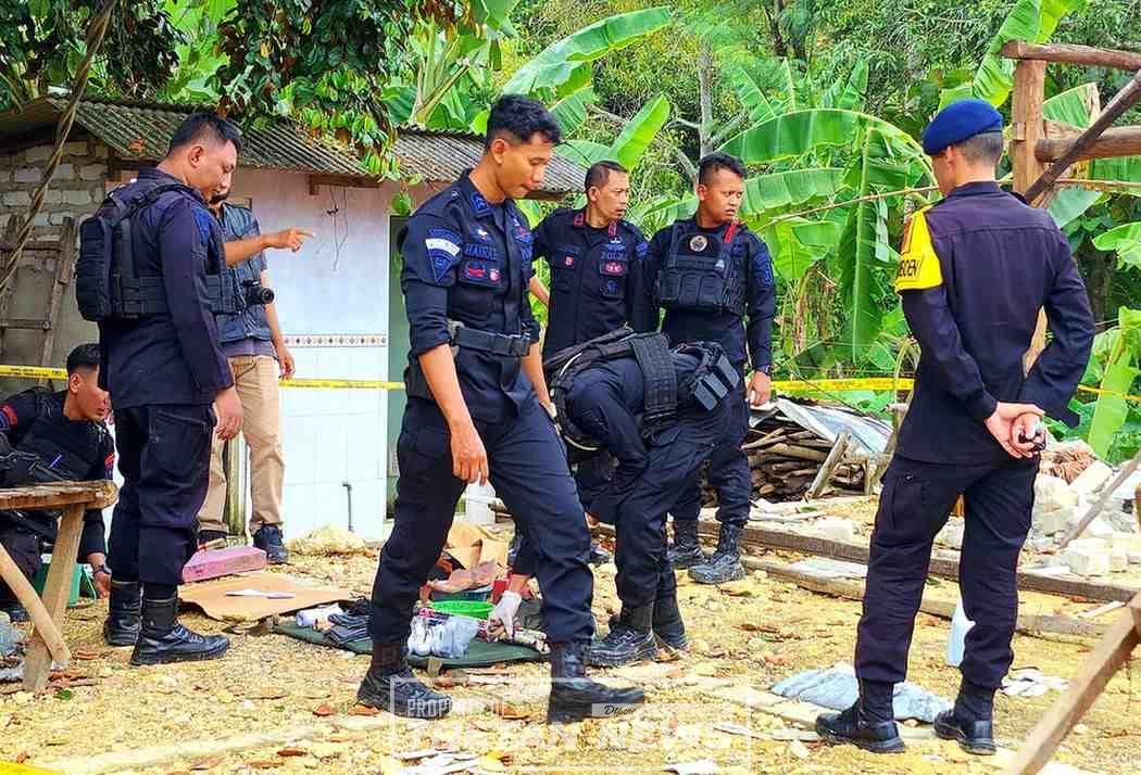 Tim Gegana melakukan penanganan lokasi ledakan petasan di Pamekasan
