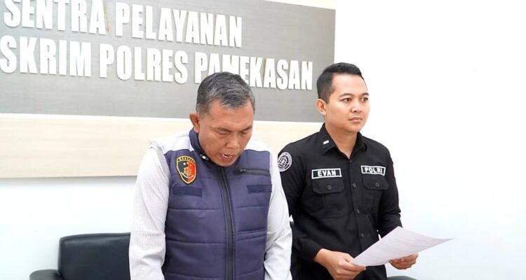 Kasatreskrim dan Kasi Humas Polres Pamekasan menyampaikan keterangan pers terkait kasus pembacokan di Desa Rek-Kerrek, Kecamatan Palengaan.