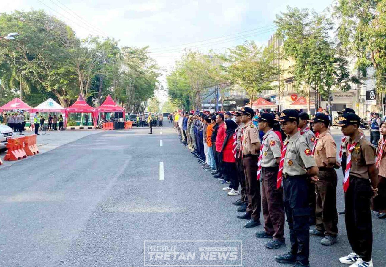 Apel gabungan Polres Pamekasan di Monumen Arek Lancor untuk pengamanan malam takbiran Idul Fitri 1447 H pada Jumat sore.