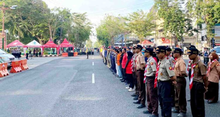 Apel gabungan Polres Pamekasan di Monumen Arek Lancor untuk pengamanan malam takbiran Idul Fitri 1447 H pada Jumat sore.
