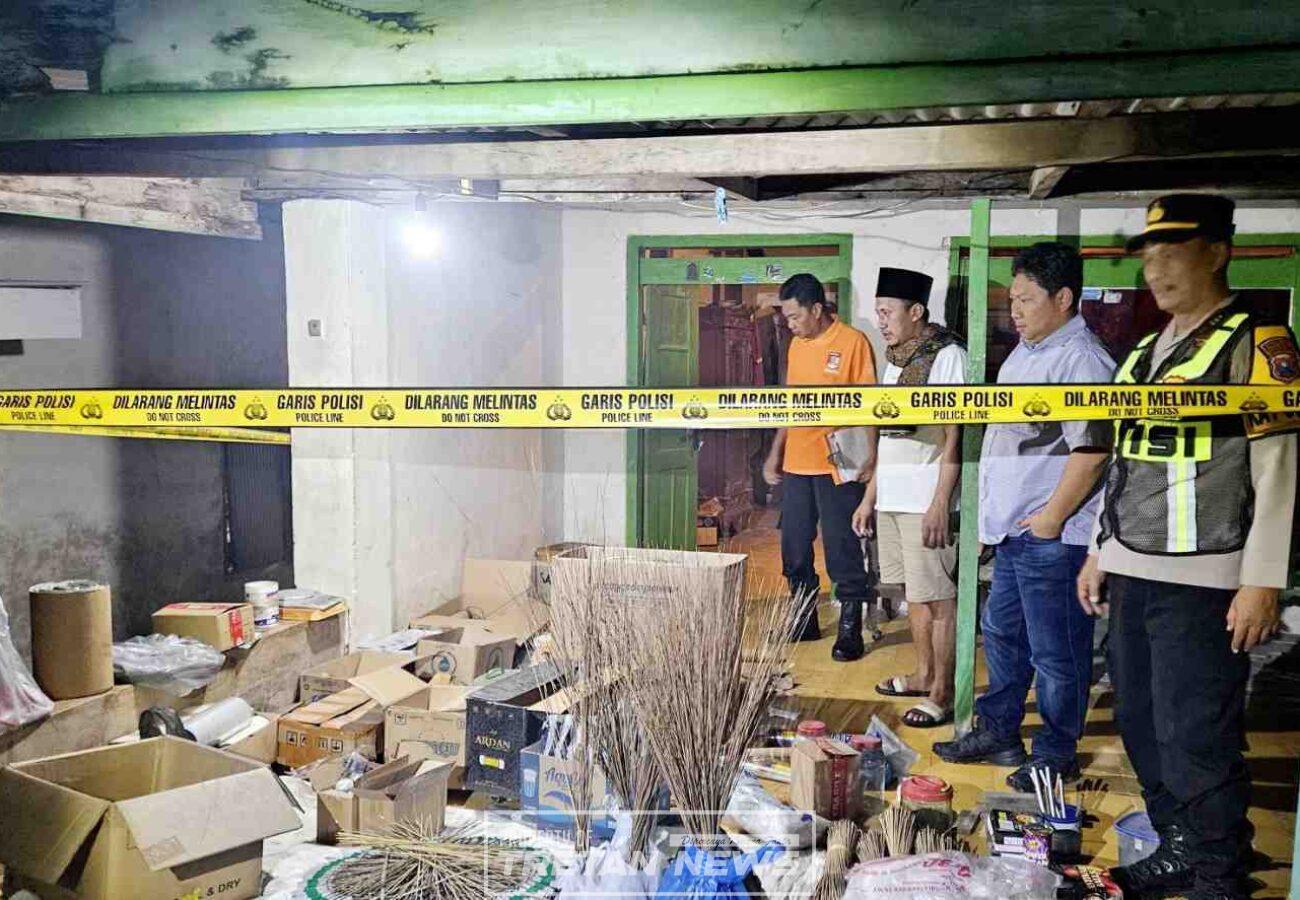 Polisi menggerebek pabrik petasan ilegal dan memasang garis polisi di lokasi di Pamekasan