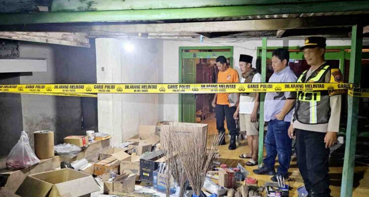 Polisi menggerebek pabrik petasan ilegal dan memasang garis polisi di lokasi di Pamekasan