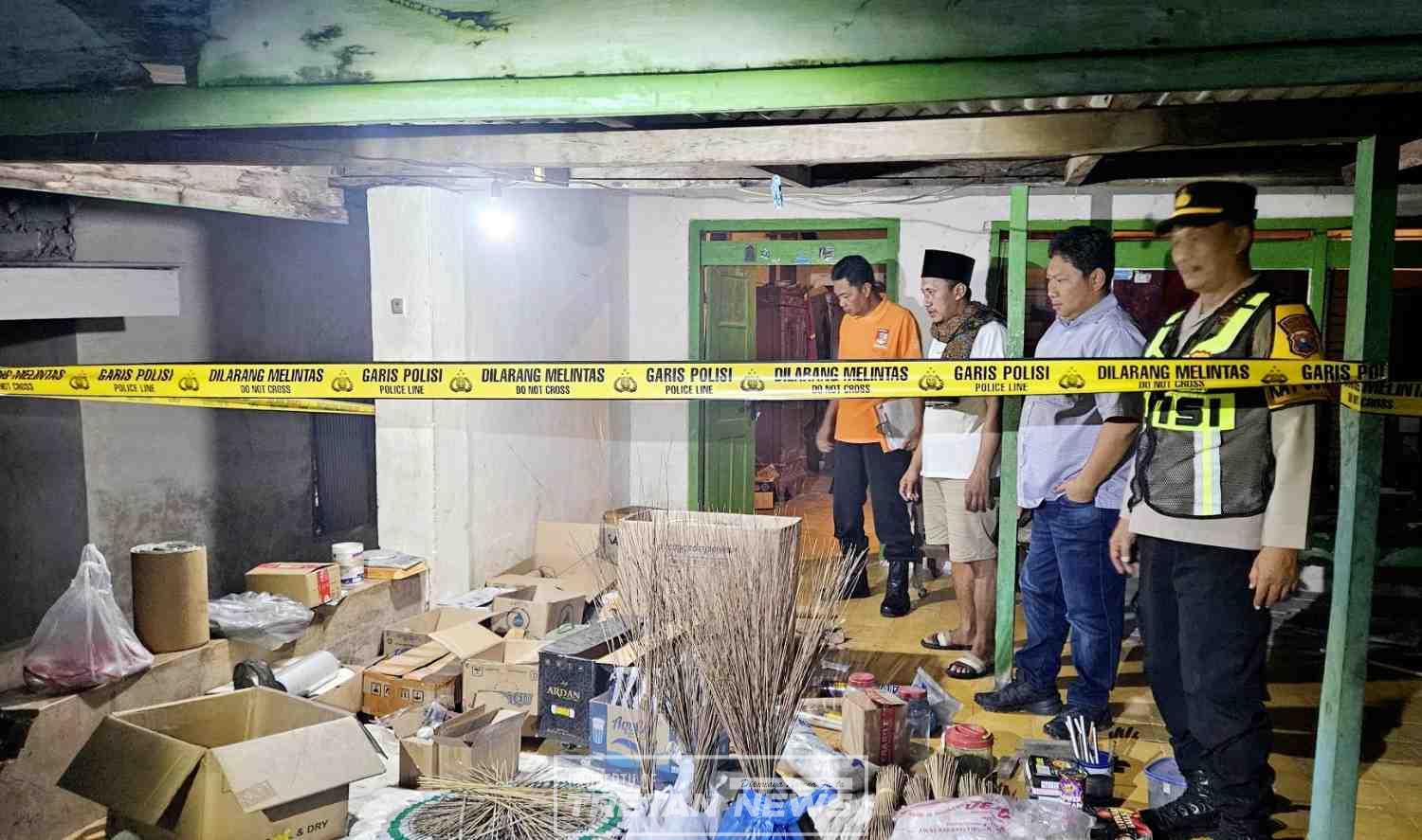 Polisi menggerebek pabrik petasan ilegal dan memasang garis polisi di lokasi di Pamekasan