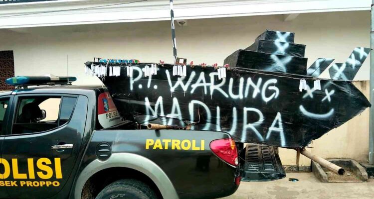 Polisi mengamankan petasan rakitan unik berbentuk besar di wilayah Proppo, Pamekasan