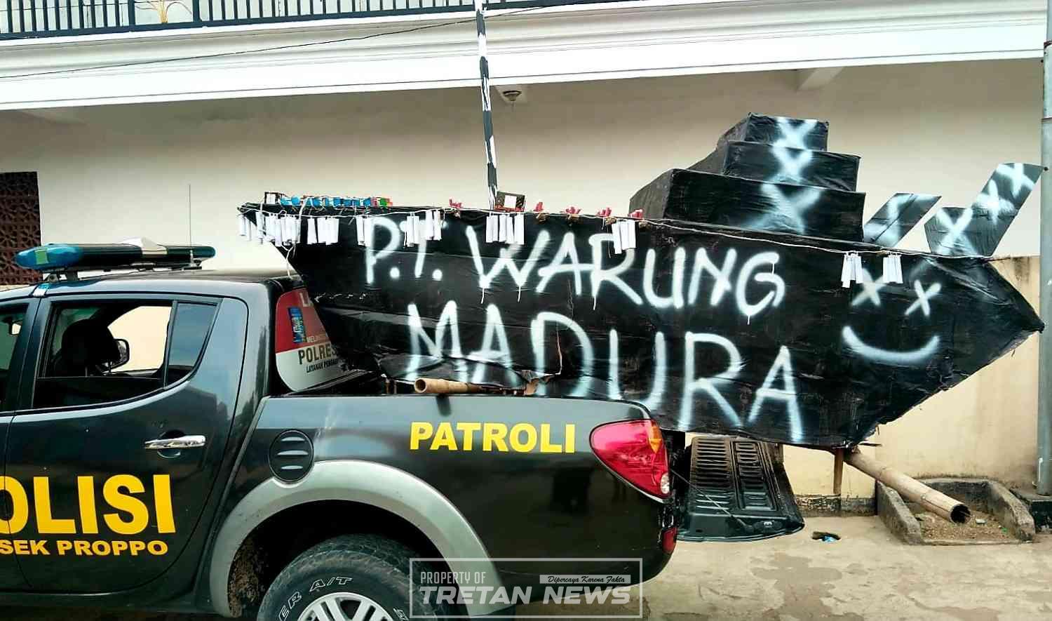 Polisi mengamankan petasan rakitan unik berbentuk besar di wilayah Proppo, Pamekasan