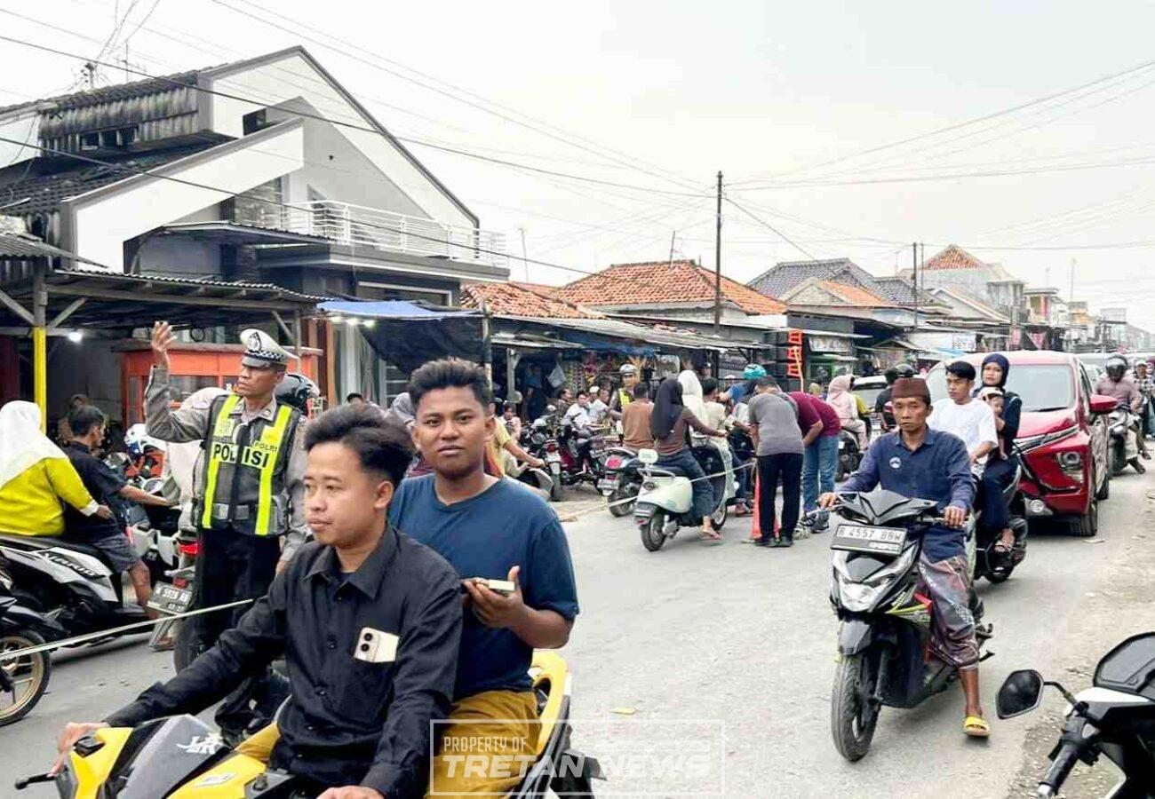 Petugas polisi mengatur lalu lintas saat tradisi Per-Peran di Desa Bandaran, Kecamatan Tlanakan, Kabupaten Pamekasan.