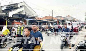 Petugas polisi mengatur lalu lintas saat tradisi Per-Peran di Desa Bandaran, Kecamatan Tlanakan, Kabupaten Pamekasan.