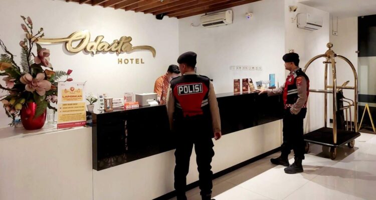 Polisi dialog dengan petugas Hotel Odaita Pamekasan