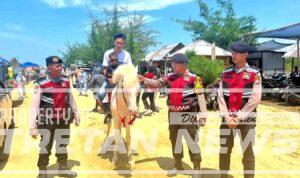 libur-aman-polisi-patroli-edukasi-pantai-jumiang-pamekasan