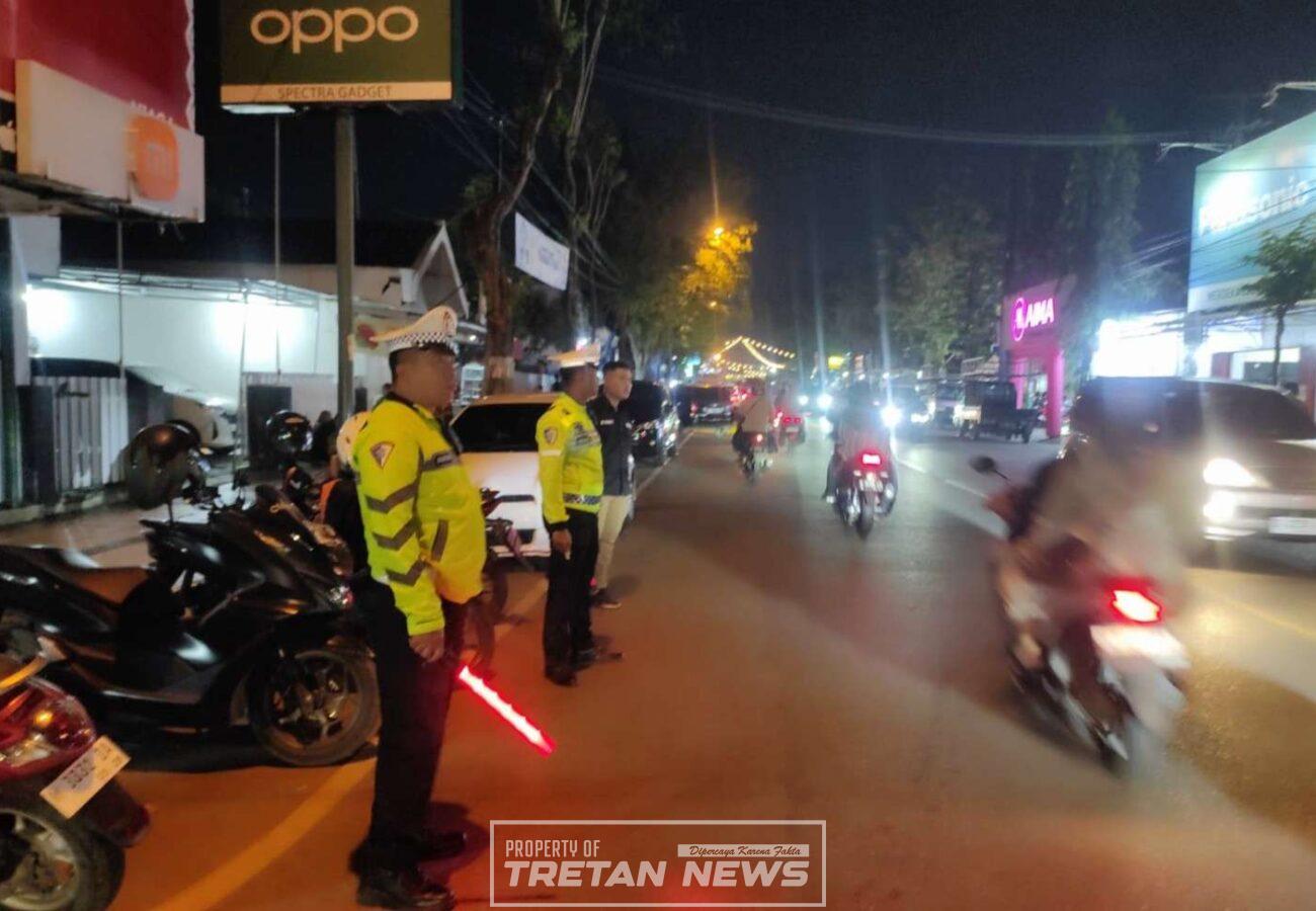 Personel Polres Pamekasan melakukan patroli Ops Ketupat dan pengaturan lalu lintas pasca Lebaran di wilayah kota Pamekasan