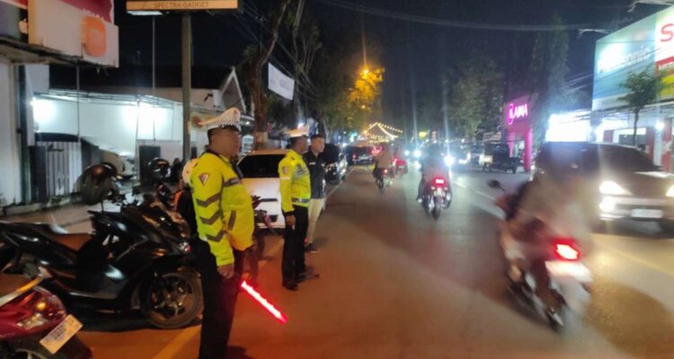 Personel Polres Pamekasan melakukan patroli Ops Ketupat dan pengaturan lalu lintas pasca Lebaran di wilayah kota Pamekasan