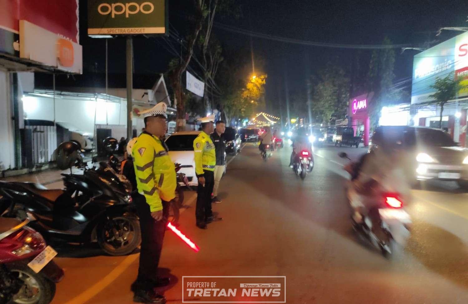 Personel Polres Pamekasan melakukan patroli Ops Ketupat dan pengaturan lalu lintas pasca Lebaran di wilayah kota Pamekasan