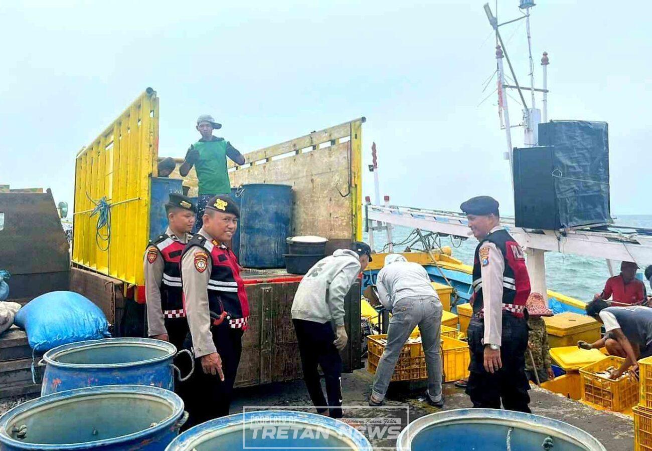 Personel Sat Samapta Polres Pamekasan melaksanakan patroli di Pelabuhan Branta Pesisir untuk menjaga kamtibmas.