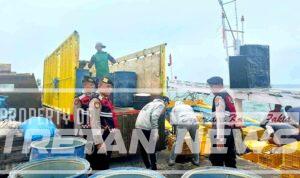 Personel Sat Samapta Polres Pamekasan melaksanakan patroli di Pelabuhan Branta Pesisir untuk menjaga kamtibmas.