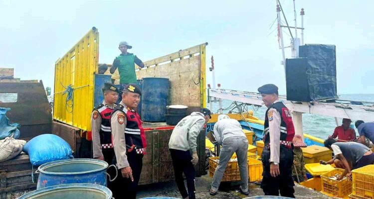 Personel Sat Samapta Polres Pamekasan melaksanakan patroli di Pelabuhan Branta Pesisir untuk menjaga kamtibmas.