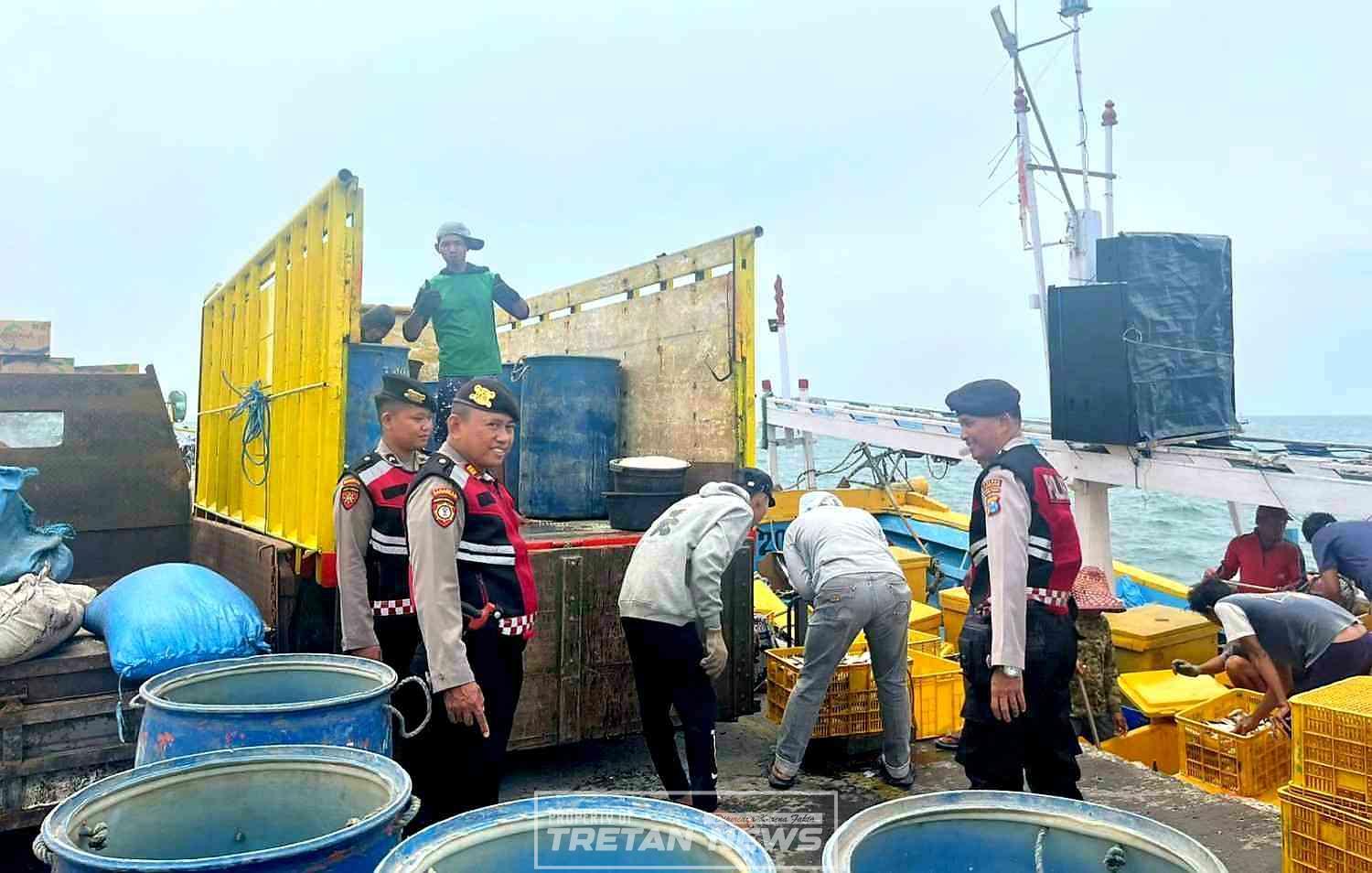 Personel Sat Samapta Polres Pamekasan melaksanakan patroli di Pelabuhan Branta Pesisir untuk menjaga kamtibmas.