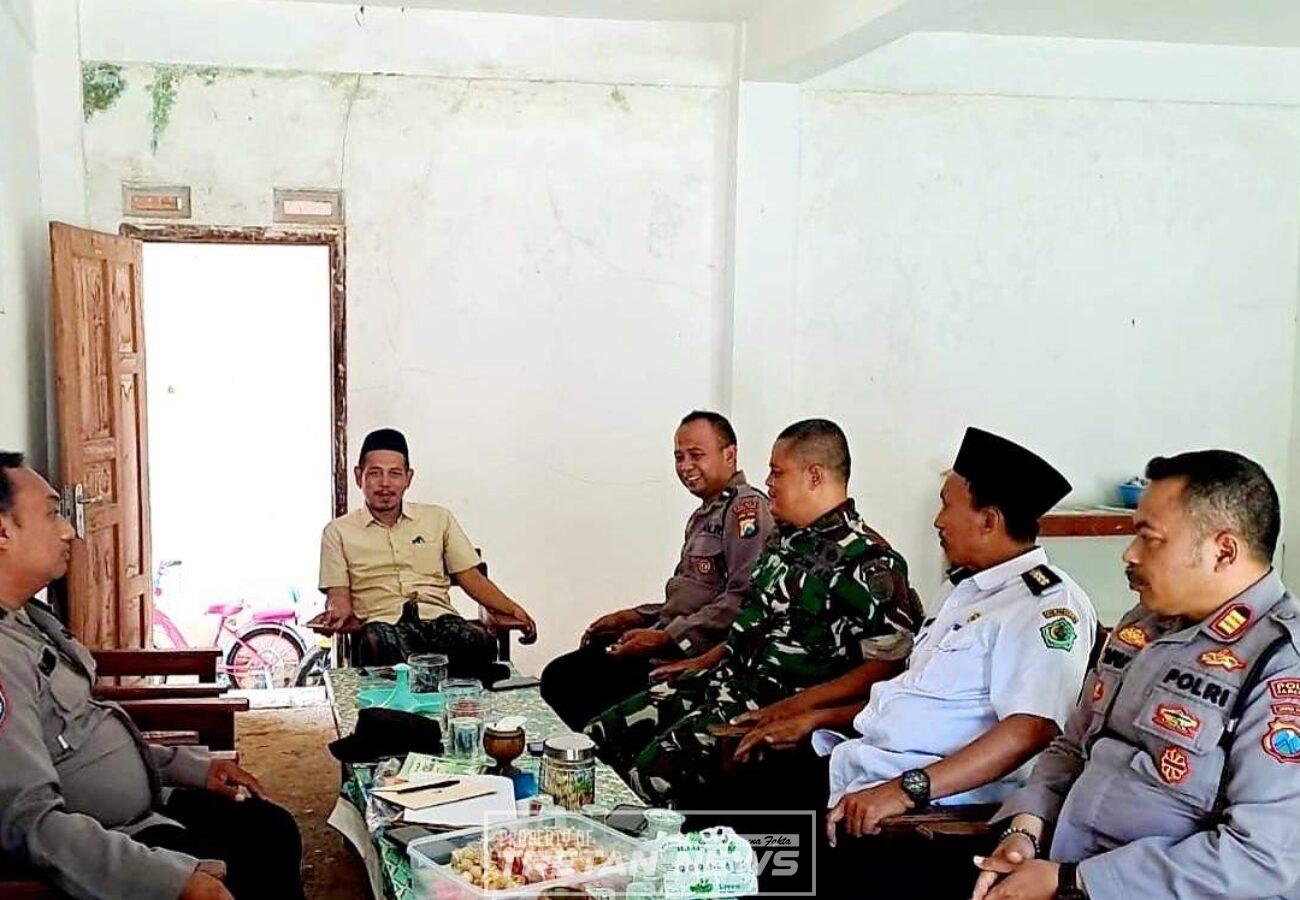 Kapolsek Palengaan bersama Forkopimcam saat cooling system di Ponpes Sumur Tengah Palengaan Laok
