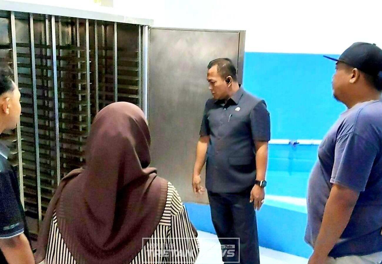 Wabup Pamekasan Sukriyanto melakukan sidak dapur MBG di Desa Pademawu Timur untuk memastikan standar higiene dan keamanan pangan