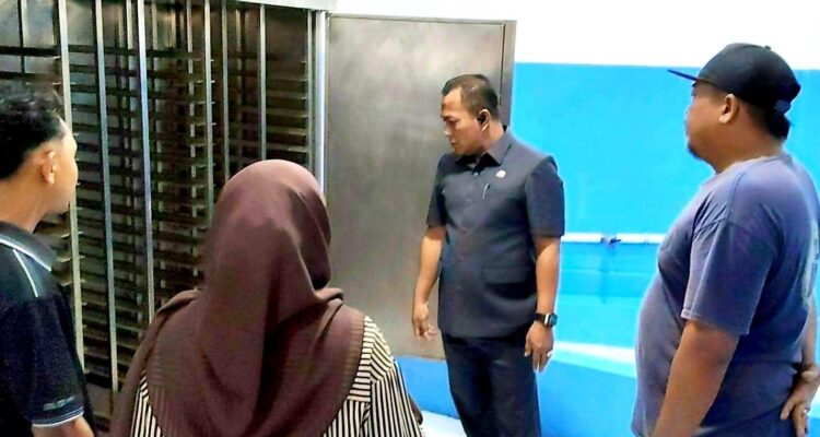 Wabup Pamekasan Sukriyanto melakukan sidak dapur MBG di Desa Pademawu Timur untuk memastikan standar higiene dan keamanan pangan