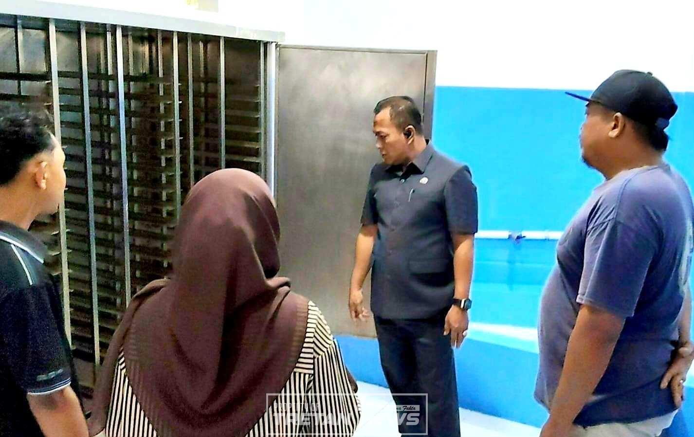 Wabup Pamekasan Sukriyanto melakukan sidak dapur MBG di Desa Pademawu Timur untuk memastikan standar higiene dan keamanan pangan