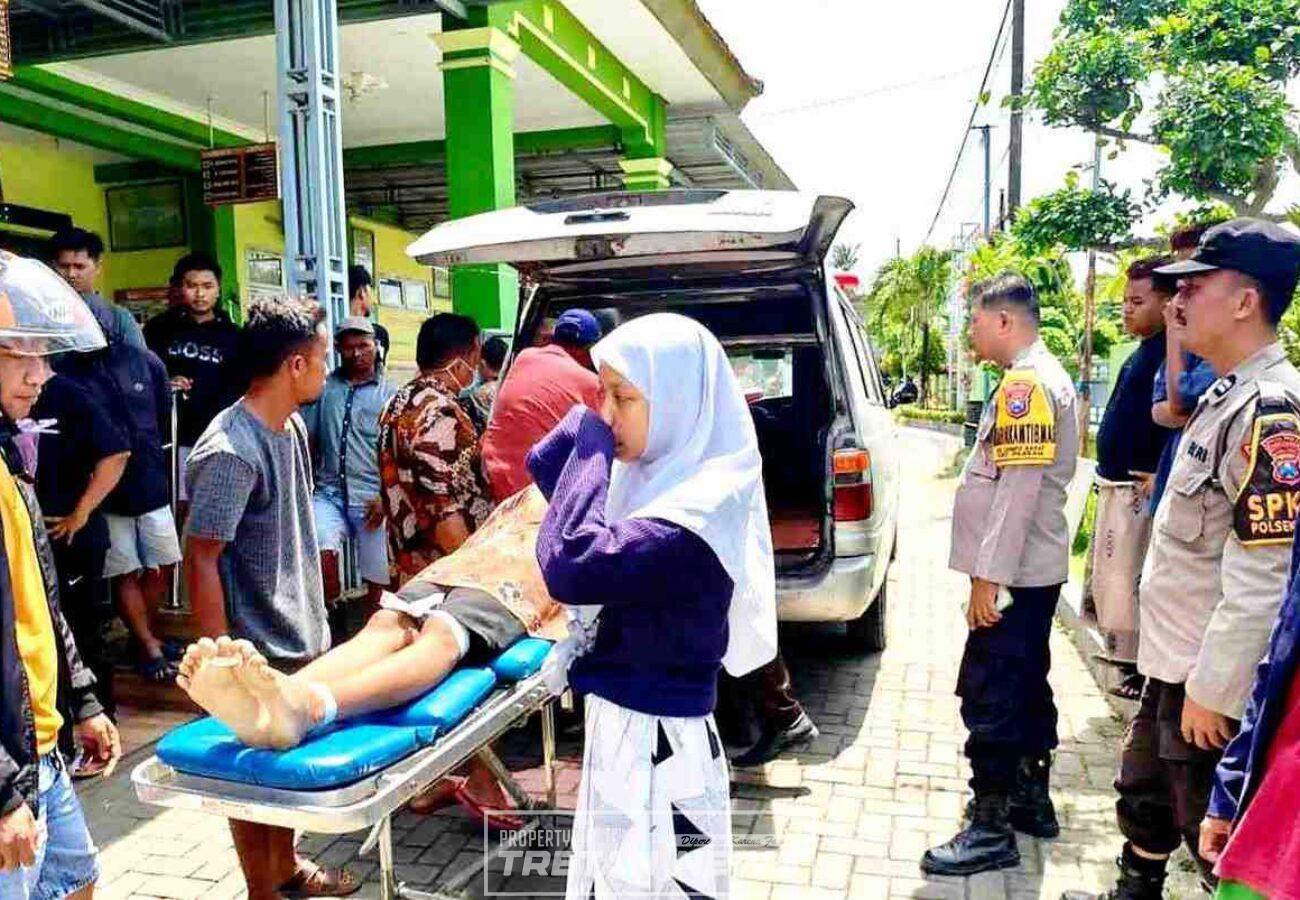 Petugas mengevakuasi korban kecelakaan tunggal di Puskesmas Waru, Pamekasan, dua remaja paman dan ponakan tewas setelah motor hilang kendali.