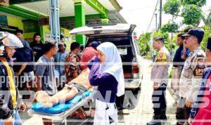 kecelakaan-pasean-pamekasan-dua-remaja-tewas-puskesmas-waru.jpg Petugas mengevakuasi korban kecelakaan tunggal di Puskesmas Waru, Pamekasan, dua remaja paman dan ponakan tewas setelah motor hilang kendali.