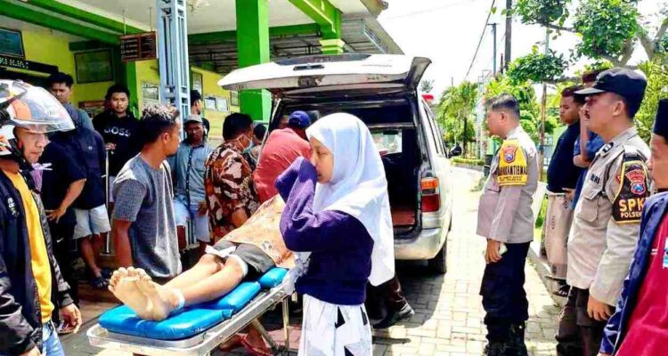 Petugas mengevakuasi korban kecelakaan tunggal di Puskesmas Waru, Pamekasan, dua remaja paman dan ponakan tewas setelah motor hilang kendali.