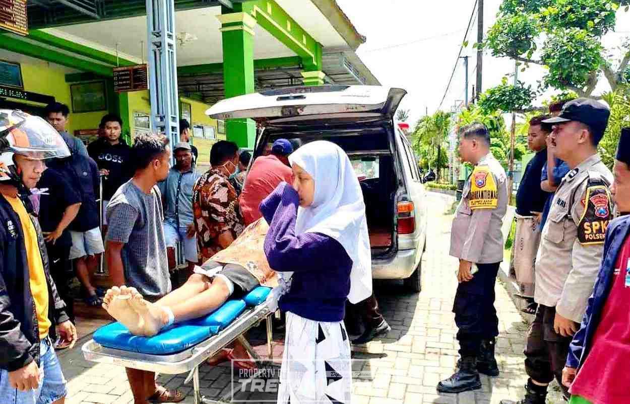 Petugas mengevakuasi korban kecelakaan tunggal di Puskesmas Waru, Pamekasan, dua remaja paman dan ponakan tewas setelah motor hilang kendali.