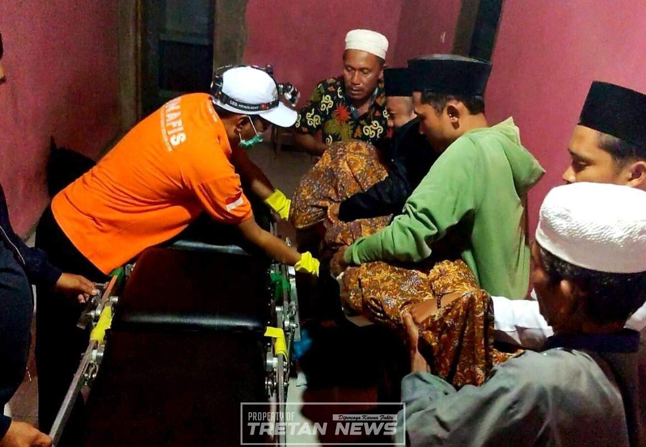 Petugas kepolisian dan warga mengevakuasi jenazah pria 55 tahun yang meninggal saat silaturahmi Lebaran di Palengaan, Pamekasan