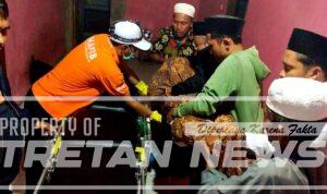 evakuasi-warga-meninggal-lebaran-pamekasan.jpg Petugas kepolisian dan warga mengevakuasi jenazah pria 55 tahun yang meninggal saat silaturahmi Lebaran di Palengaan, Pamekasan