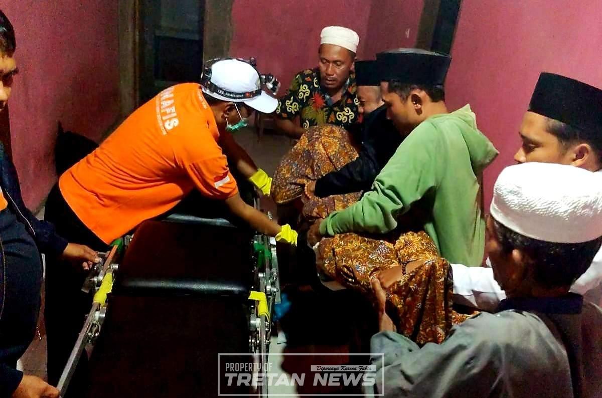 Petugas kepolisian dan warga mengevakuasi jenazah pria 55 tahun yang meninggal saat silaturahmi Lebaran di Palengaan, Pamekasan