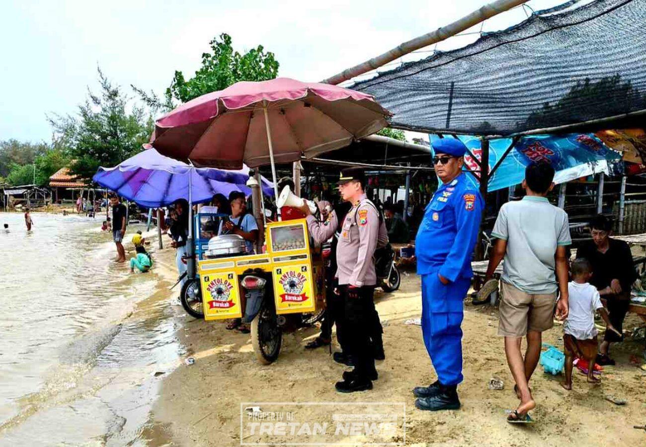 Kapolsek Pademawu IPTU Sutikno memberikan himbauan keselamatan kepada pengunjung di Pantai Jumiang Pamekasan