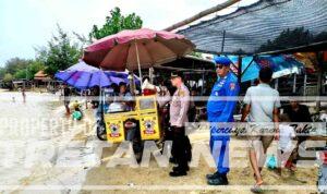 Kapolsek Pademawu IPTU Sutikno memberikan himbauan keselamatan kepada pengunjung di Pantai Jumiang Pamekasan