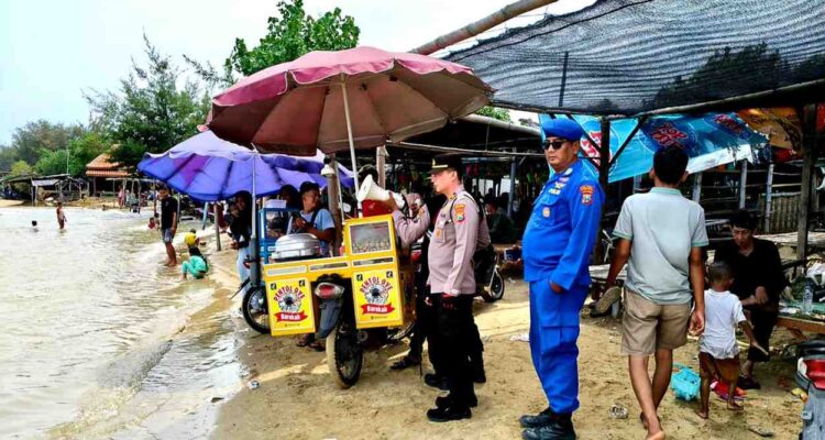 Kapolsek Pademawu IPTU Sutikno memberikan himbauan keselamatan kepada pengunjung di Pantai Jumiang Pamekasan