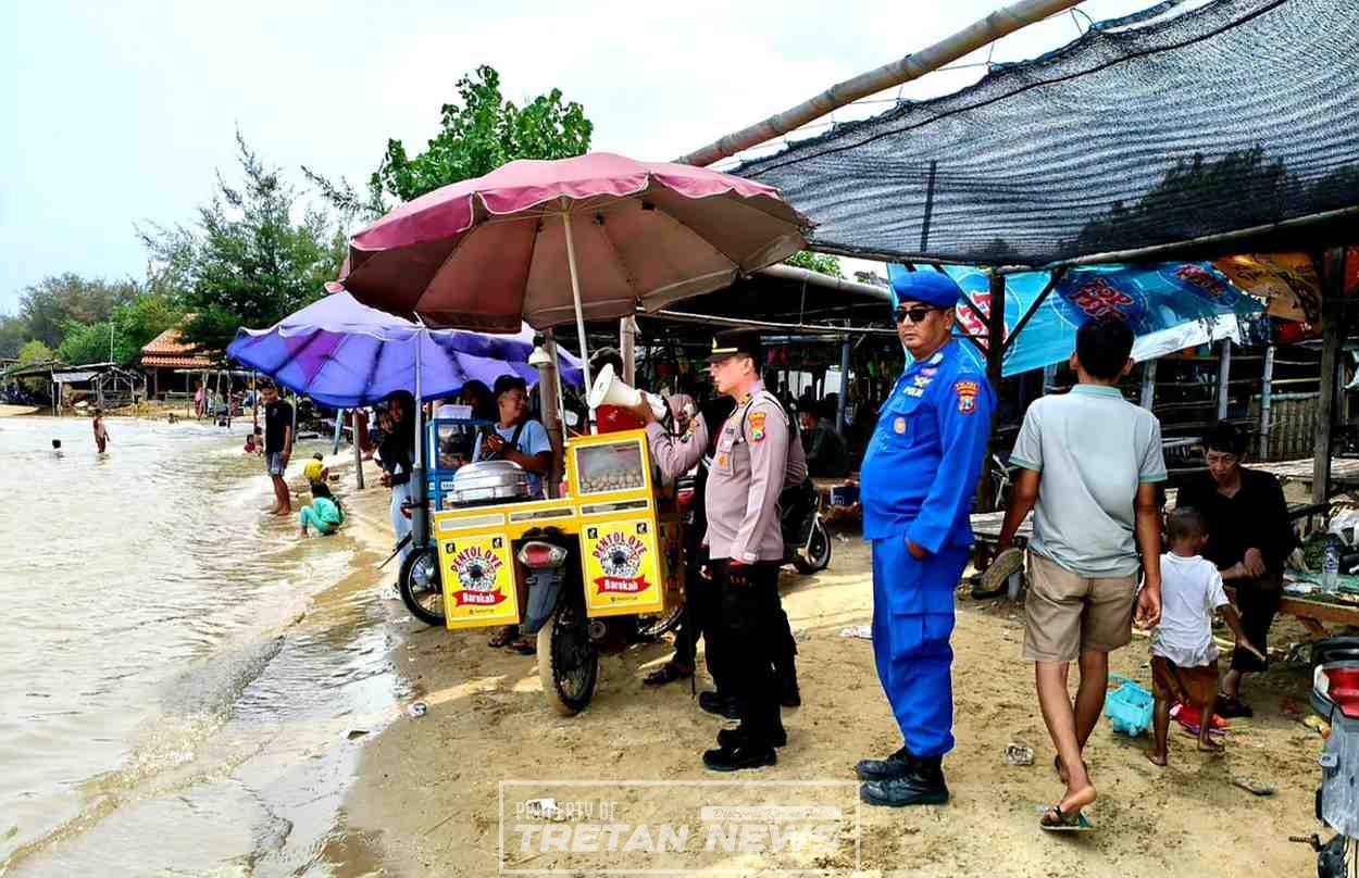 Kapolsek Pademawu IPTU Sutikno memberikan himbauan keselamatan kepada pengunjung di Pantai Jumiang Pamekasan