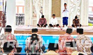 sukriyanto-sambutan-halal-bihalal-pamekasan-kekompakan-pemerintah.jpg Wakil Bupati Pamekasan Sukriyanto menyampaikan sambutan dalam acara halal bihalal bersama Forkopimda dan OPD menegaskan kekompakan pemerintah.