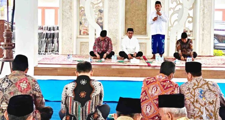 Wakil Bupati Pamekasan Sukriyanto menyampaikan sambutan dalam acara halal bihalal bersama Forkopimda dan OPD menegaskan kekompakan pemerintah.