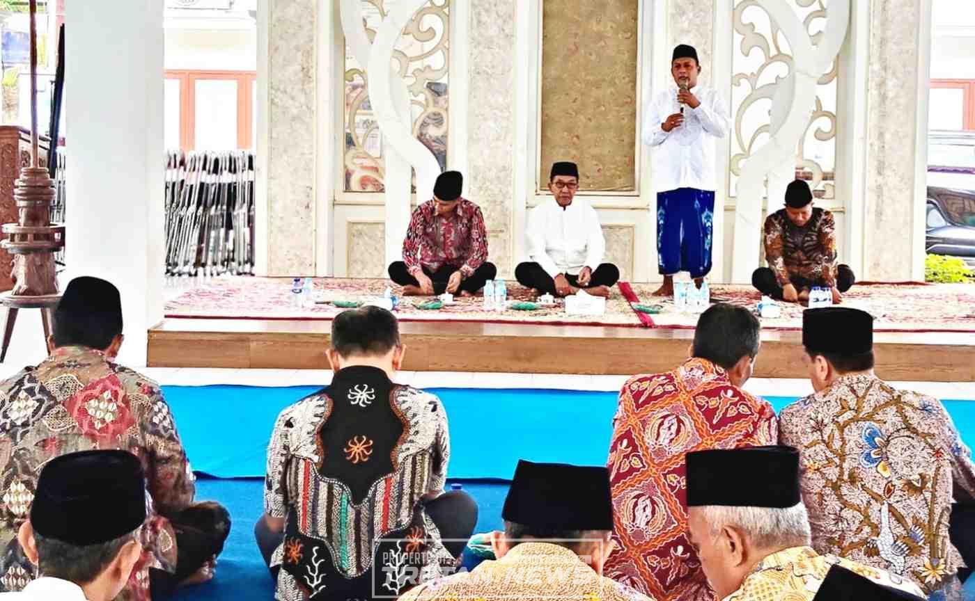 Wakil Bupati Pamekasan Sukriyanto menyampaikan sambutan dalam acara halal bihalal bersama Forkopimda dan OPD menegaskan kekompakan pemerintah.