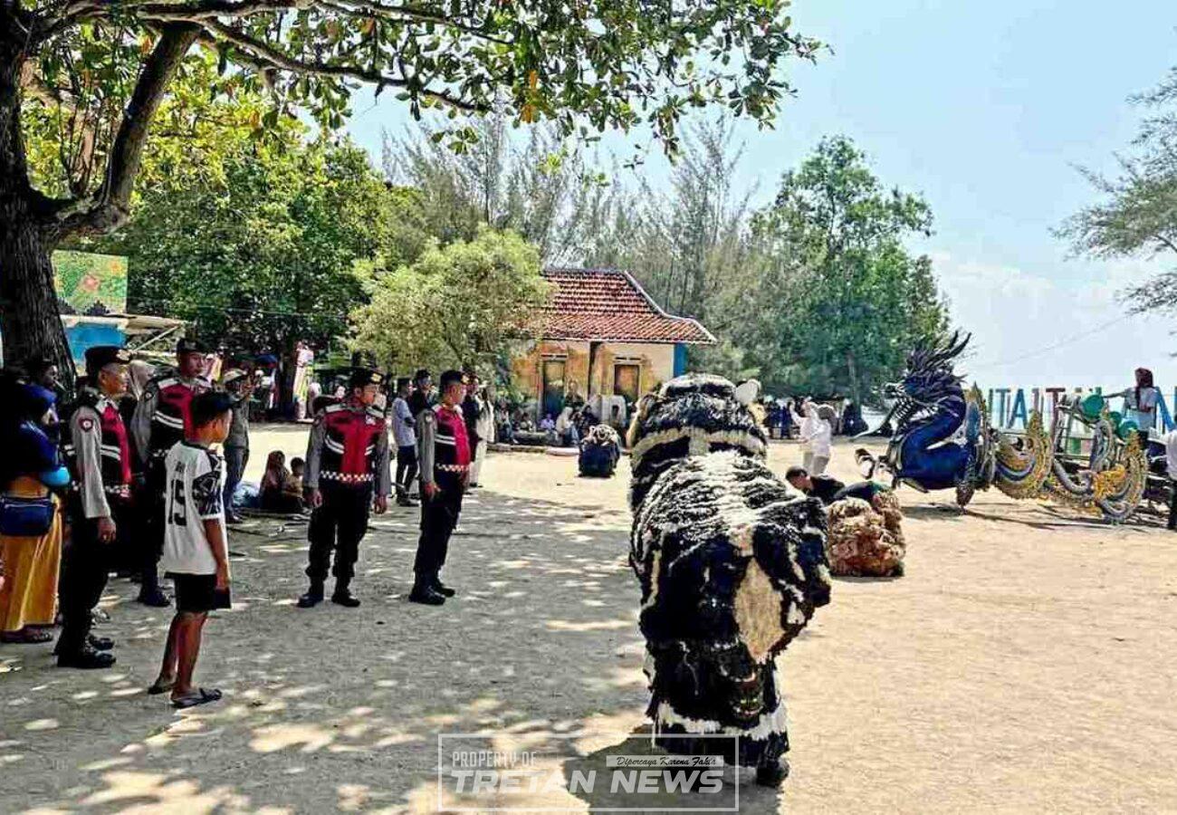 Personel Sat Samapta Polres Pamekasan melakukan pengamanan dan strong point di kawasan wisata Pantai Talang Siring saat lonjakan pengunjung libur akhir pekan.