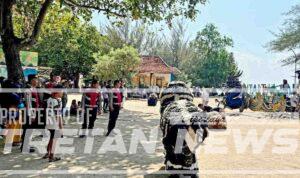 polres-pamekasan-strong-point-wisata-pantai-talang-siring.jpg Personel Sat Samapta Polres Pamekasan melakukan pengamanan dan strong point di kawasan wisata Pantai Talang Siring saat lonjakan pengunjung libur akhir pekan.
