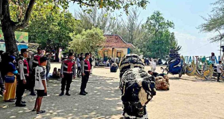 Personel Sat Samapta Polres Pamekasan melakukan pengamanan dan strong point di kawasan wisata Pantai Talang Siring saat lonjakan pengunjung libur akhir pekan.