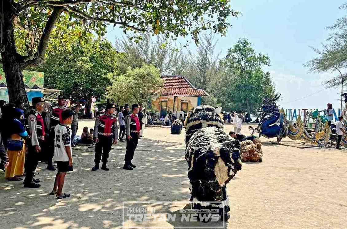 Personel Sat Samapta Polres Pamekasan melakukan pengamanan dan strong point di kawasan wisata Pantai Talang Siring saat lonjakan pengunjung libur akhir pekan.