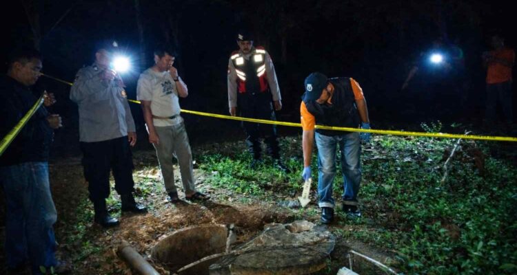 Polisi melakukan olah TKP di lokasi ledakan septic tank di Palengaan Pamekasan yang menewaskan balita