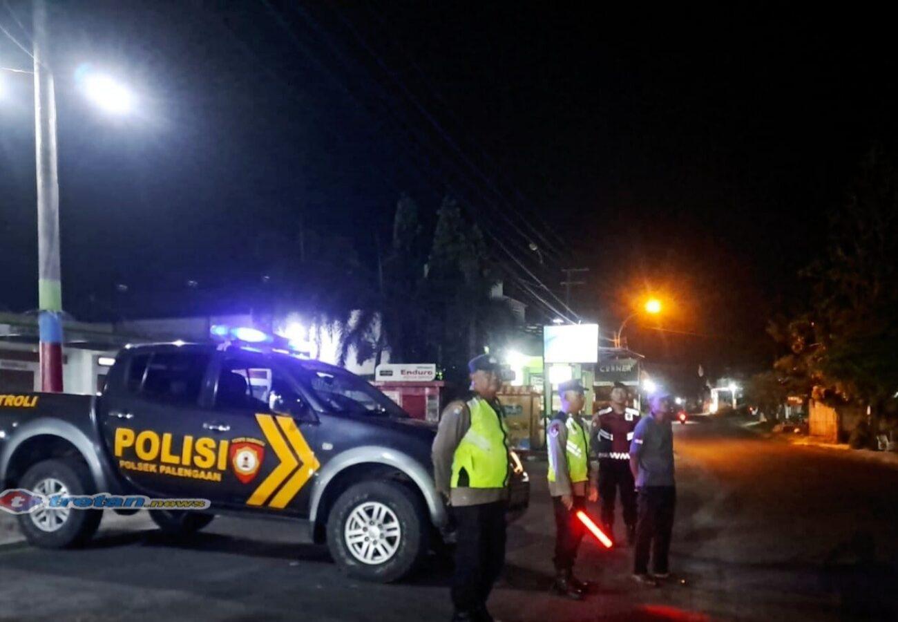 Petugas Polres Pamekasan melakukan patroli Blue Light pada malam hari di jalan raya untuk mencegah balap liar dan menjaga keamanan wilayah