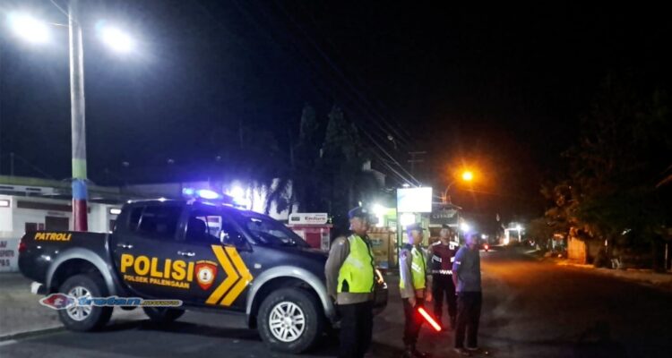 Petugas Polres Pamekasan melakukan patroli Blue Light pada malam hari di jalan raya untuk mencegah balap liar dan menjaga keamanan wilayah
